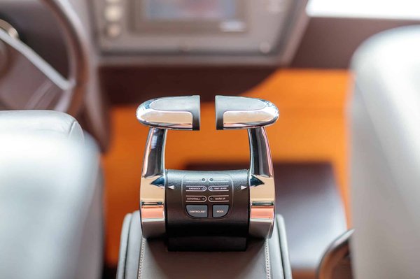 How do I replace and adjust the throttle cables on a Yamaha V-Max?